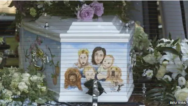 Peti mati Peaches Geldof bergambar dirinya, suami dan dua anak balitanya