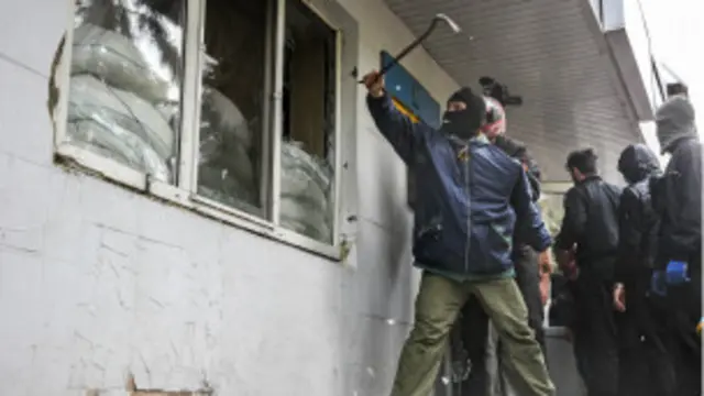 بدھ کو ورلوکا نامی شہر میں مسلح افراد نے پولیس کے دفتر اور ٹاؤن ہال پر قبضہ کیا