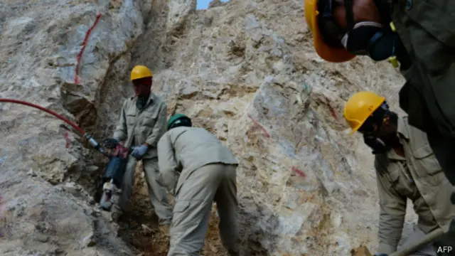 افغانستان کې داسې ۱۴۰۰ ځایونه په نښه شوي، چې ویل کېږي، طبیعي زېرمې په کې شته.