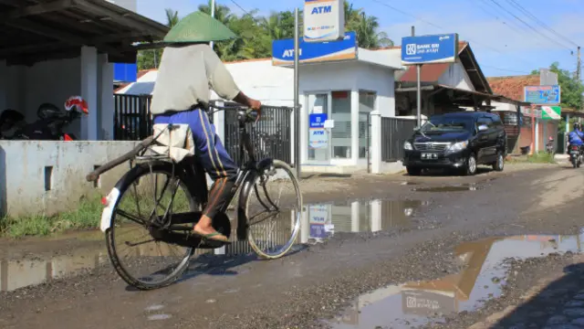 Pembangunan infrastruktur diharapkan dapat menggerakkan roda perekonomian desa.