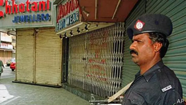 یوم سوگ کے باعث شہر کے تمام نجی اور سرکاری تعلیمی ادارے بند ہیں اور کراچی تعلیمی بورڈ اور جامعات نے پرچے بھی ملتوی کر دیے ہیں