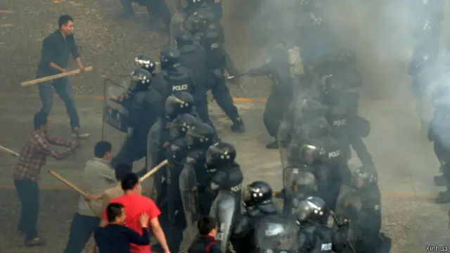 4月25日,北京警方舉行反恐防暴演練活動(新華社照片)。