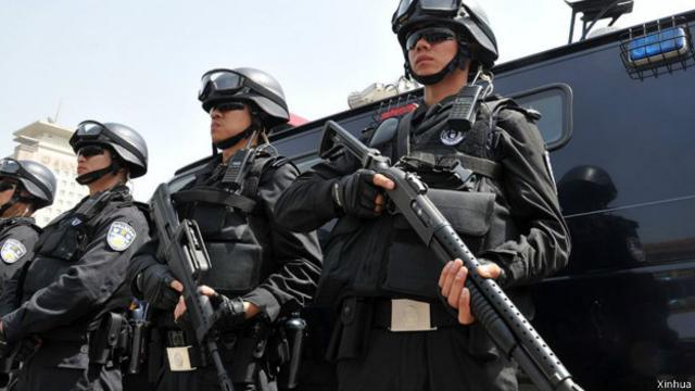 西安警方在新城广场举行反恐演练（29/04/2014，新华社照片）