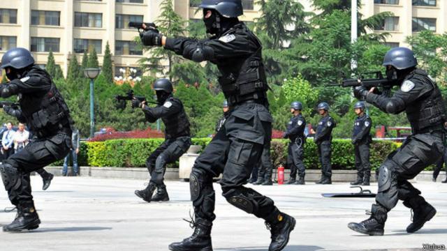 西安警方在新城广场举行反恐演练（29/04/2014，新华社照片）
