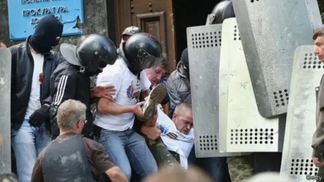 فرض ناشطون موالون لروسيا سيطرتهم على مكتب مدع عام في دونتسك الخميس 