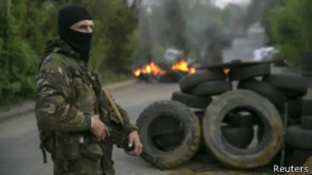 یاد رہے کہ یوکرین کے عبوری صدر اولیکسیندر تورچینوف نے ملک کے مشرقی علاقوں میں جاری کشیدگی کے حل کے لیے فوج کے استعمال کا اعلان کیا تھا