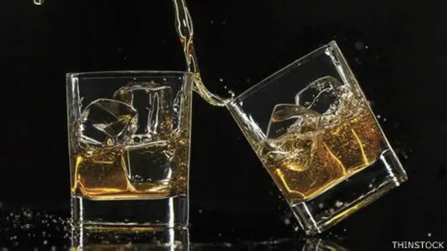 El whisky contiene altos niveles de "congéneres", que pueden producir peores <br>resacas que las bebidas más claras. 