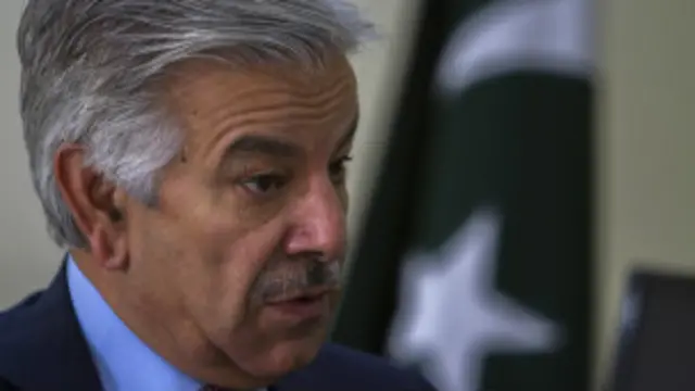 خواجہ آصف کے پاکستان کی فوج کے بارے میں تنقید آمیز بیانات پر بھی ایک تنازع کھڑا ہو گیا تھا