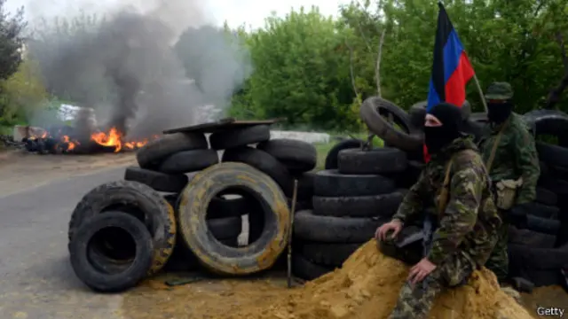 نیروهای دولتی گفته اند شهر را به محاصره درآورده و به تصرف سنگرهای شبه‌نظامیان ادامه می‌دهند