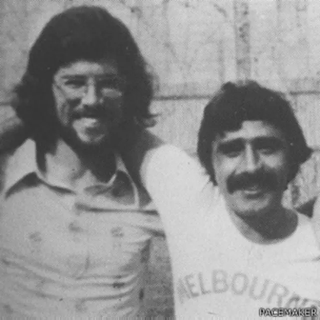 Adams con Hughes en prisión en 1973