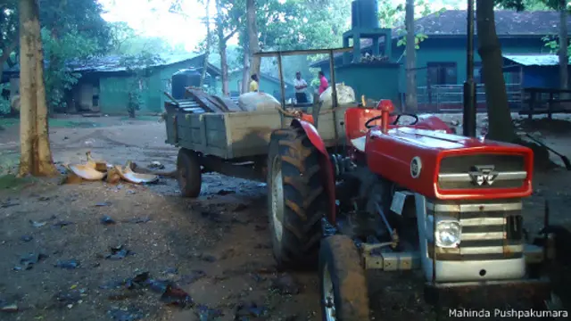 අතහැර දමා ගිය අංක තහඩු රහිත ට්‍රැක්ටරය