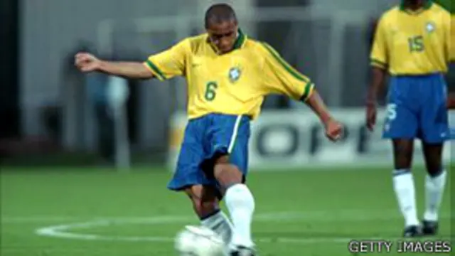 Roberto Carlos durante un juego entre Brasil y Francia en 1997