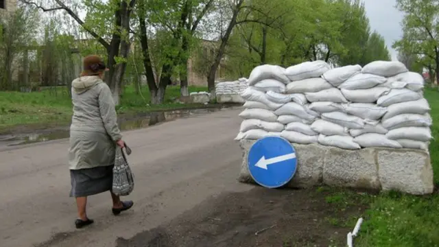Posto de controle nos arredores de Mariinka (foto: BBC)