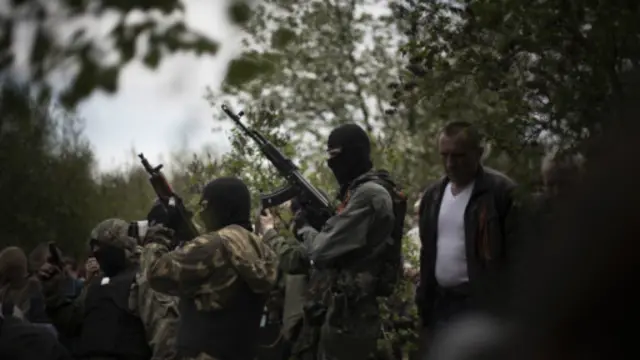 Rebeldes em Sloviansk (Foto AP)