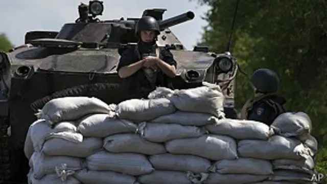 یوکرین کے قائم مقام صدر کا کہنا ہے کہ ملک کے مشرقی علاقوں میں جاری ’انسدادِ دہشتگردی‘ کی کارروائیوں کے دوران کئی روس نواز باغیوں کو ہلاک کر دیا گیا ہے