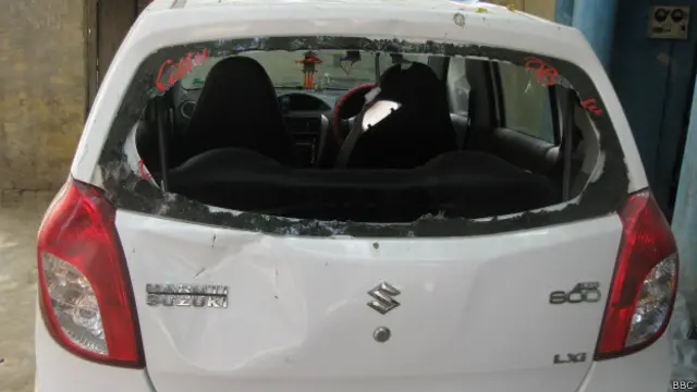 कनावनी गाँव में क्षतिग्रस्त कार