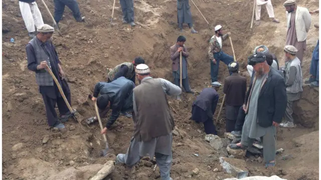 والی بدخشان به بی‌بی‌سی گفت، رانش زمین در ساعت یازده به وقت محلی رخ داد، پس از آن عده ای از روستاهای اطراف برای نجات به محل رفتند و آنجا بودند که رانش دیگری اتفاق افتاد و آنها را نیز با خود برد.