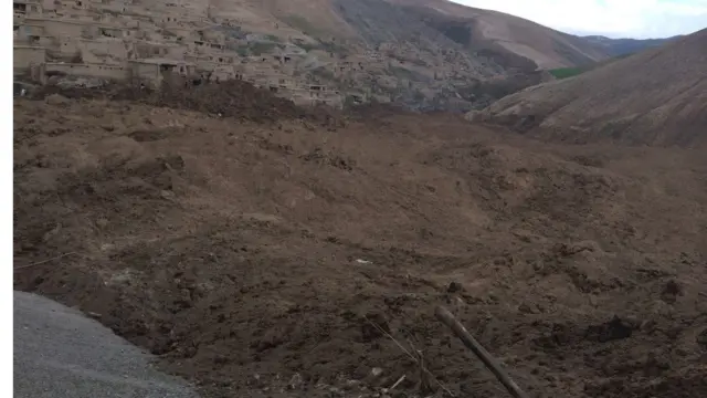 والی بدخشان گفت: امکان بیرون کشیدن اجساد نیست، محل خطرناک است و حدود 20 تا 30 متر خاک روی قربانیان آوار شده است.