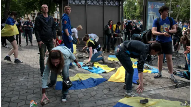 Проукраинские активисты отвечали на нападение брусчаткой