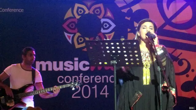 کانفرنس کے پہلے دن لائیو پرفارمنسز پیش کرنے والوں میں یوں تو کئی نام تھے مگر میلے کی پہلی شام حاضرین کے نزدیک میکال حسن بینڈ، زیب بنگش اور خماریان نے لوٹ لی