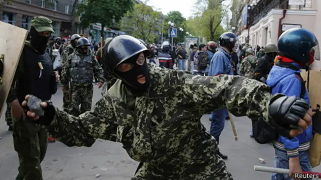 Hombre lanzando una piedra