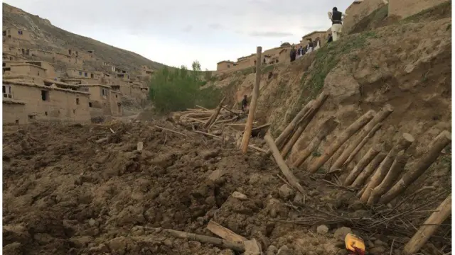 والي وایي دوی د ګاونډیو کلیو شاوخوا ۷۰۰ کورنۍ چې له خطر سره مخامخ وې له سیمې ایستلې دي.