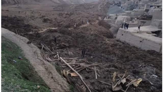 وړاندې د بدخشان امنیه قومندان فضل الدین عیار د لومړنۍ پېښې په اړه بي بي سي ته وویل،دا پېښه د ارګو ولسوالۍ اب خشک کلي کې شوې، چې د ۲۰۰ - ۲۳۰ ترمنځ کورونه په کې ځمکې ښویېدنې لاندې کړي دي.