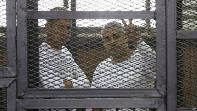 法赫米（右）与格雷斯特（左）在开罗法庭的犯人栏内（22/4/2014）