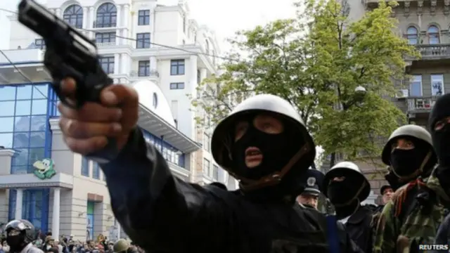 اجتاحت الجماعات المؤيدة لروسيا الطرقات وكان بعضها مسلحا