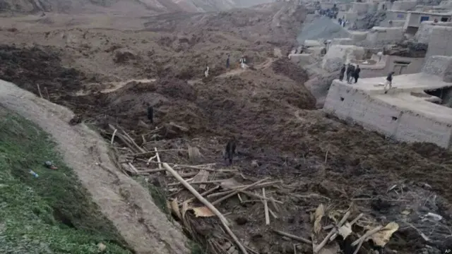 افغانستان کے شمالی مشرقی علاقے میں شدید بارشوں کے بعد آنے والے اس کیچڑ اور پتھروں کی بڑی لینڈ سلائیڈ میں ایک گاؤں دب گیا ہے۔