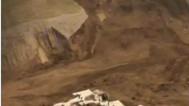 بارشوں سے مزید لینڈ سلائیڈنگ کا خطرہ ہے۔ ویڈیو سے حاصل کی گئی اس تصویر میں لینڈ سلائیڈ کے حجم کا اندازہ لگایا جا سکتا ہے۔