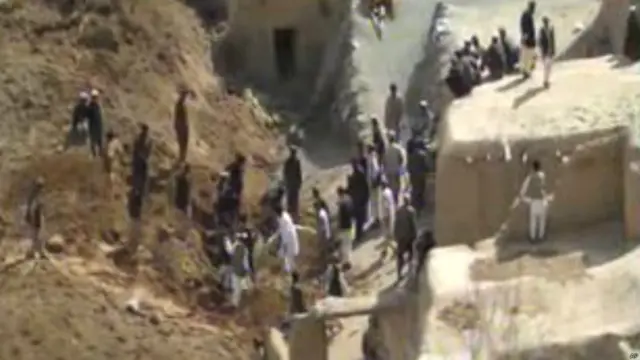 لوگ مشینری نہ ہونے کے باعث بیلچوں اور کدالوں کی مدد سے ملبہ ہٹانے کی کوشش کر رہے ہیں۔