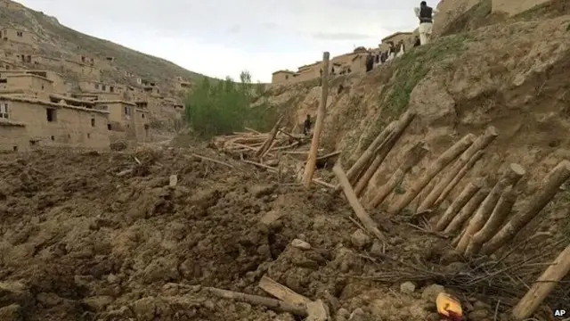 د بدخشان د پولیسو مشر وايي نژدې ۳۰۰ کورونه ځمک ښویېدنې لاندې کړي. 