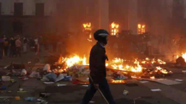 د جمعې په ورځ ډیری کسان په هغې ودانۍ کې د اور لګېدلو له امله ووژل شول چې مظاهره چیانو په کې سنګر نیولی و.