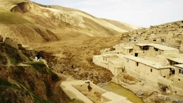 خلک د پېښې په ځای کې د ښویېدلي ځای تماشا کوي. 