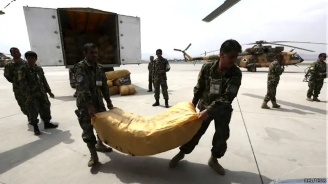 امدادگران در کابل بسته‌های کمکی را سوار بالگردهایی می‌کنند که عازم بدخشان است