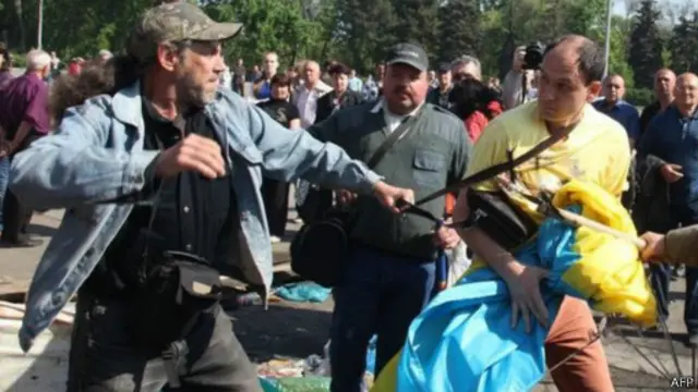 تدور معارك في شرق أوكرانيا بين الانفصالين الموالين لروسيا والمؤيدين لكييف.