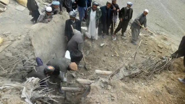 د بدخشان سیمه ییز چارواکي وايي، چې کلیوالو خلکو په ډېرو ناچیزو وسایلو د نژدې ۲۵۰۰ ورکو شویو خلکو رایستل پیل کړي دي.