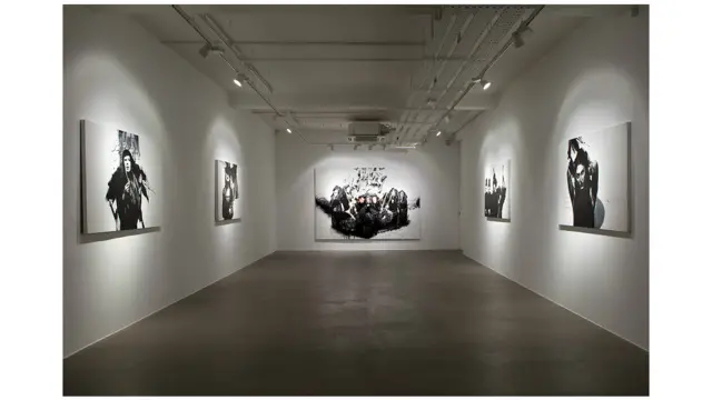 گالری ایام در لندن نمایشگاهی از آثار افشین پیرهاشمی، نقاش جوان شناخته شده ایرانی برپا کرده است (فضای نمایشگاه)