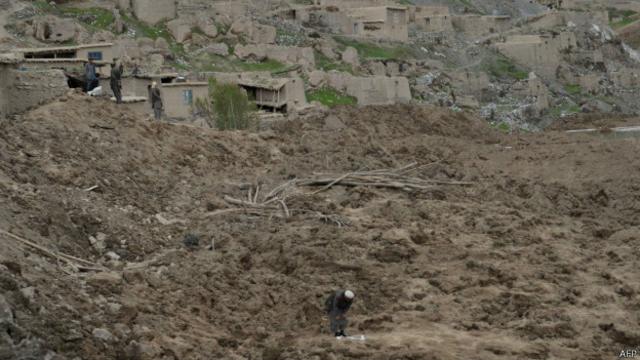 Сотни домов оказались под толщей грязи и камней. Надежды найти людей живыми почти нет.