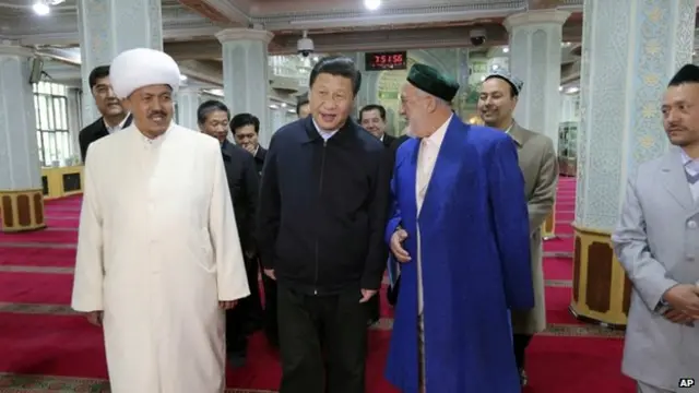 بازدید از سین کیانگ، در مرز چین با آسیای مرکزی، اولین سفر آقای شی بعنوان رئیس جمهور به این استان است