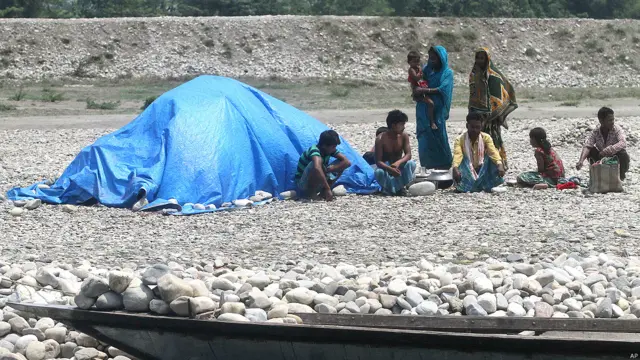 گھر چھوڑ کر مجبور ہونے والے مسلمان مختلف جہگوں پر کھلے آسمان تلے پڑے ہیں اور ان کا کوئی پرسان حال نہیں ہے۔