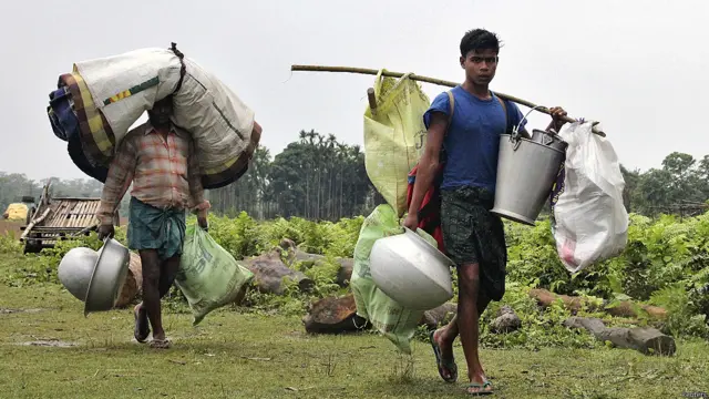 آسام میں مسلمان اپنے جان اور مال کو بچانے کے لیےگھروں کو چھوڑ کر محفوظ علاقوں میں منتقل ہو گئے ہیں۔