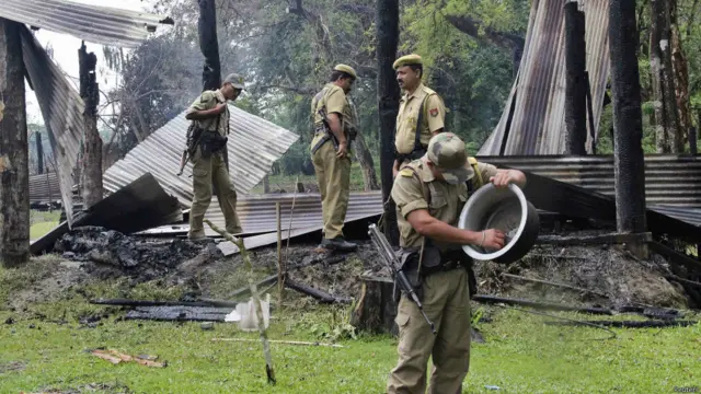آسام میں سکیورٹی فورسز مسلمانوں کے جلے ہوئے مکانات سے بچا کچا سامان جمع کر رہے ہیں۔ علاقے میں مسلمانوں کے گھروں پر حملے کے بعد مسلمان علاقہ چھوڑ کر چلے گئے ہیں۔