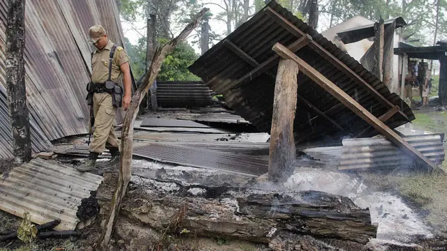 آسام میں انتخابی سیاست اس مرتبہ مسلمانوں کے گھروں پر حملے کا باعث بنی ہے اور ان علاقوں میں ماضی میں مذہبی کشیدگی رہی ہے۔