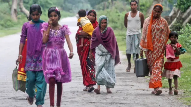 آسام میں نیانگوری گاؤں سے لوگ پیدل ہی محفوظ علاقوں کی طرف سفر کر گئے جن میں معصوم بچے اور عورتیں کی بڑی تعداد شامل تھی۔ 