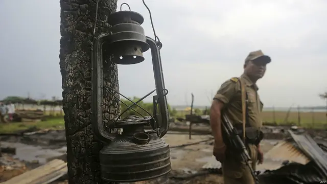 آسام کی شمالی مشرقی ریاست آسام کے گاؤں کاگرابری میں سکیورٹی فورسز مسلمانوں پر حملوں کے بعد صورت حال پر قابو پانے کے لیے پہنچے اور پولیس نے بائیس افراد کو حراست میں لے لیا۔ 