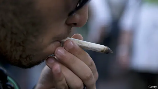 Persona fumando marihuana