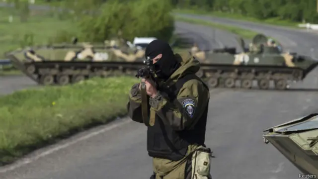 یوکرین کے وزیرِ داخلہ کا کہنا ہے کہ روس نواز علیحدگی پسندوں کے ساتھ لڑائی کے دوران متعدد فوجی ہلاک ہو چکے ہیں