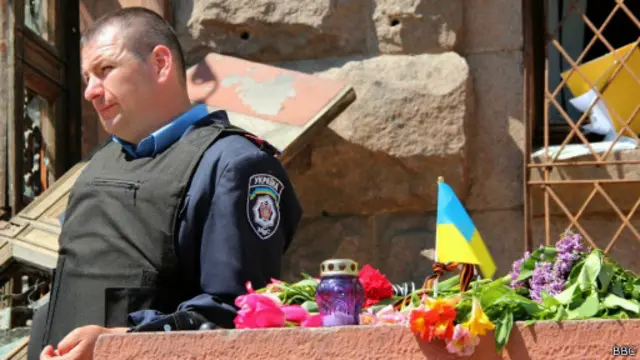 Цветы у места пожара в Доме профсоюзов в Одессе